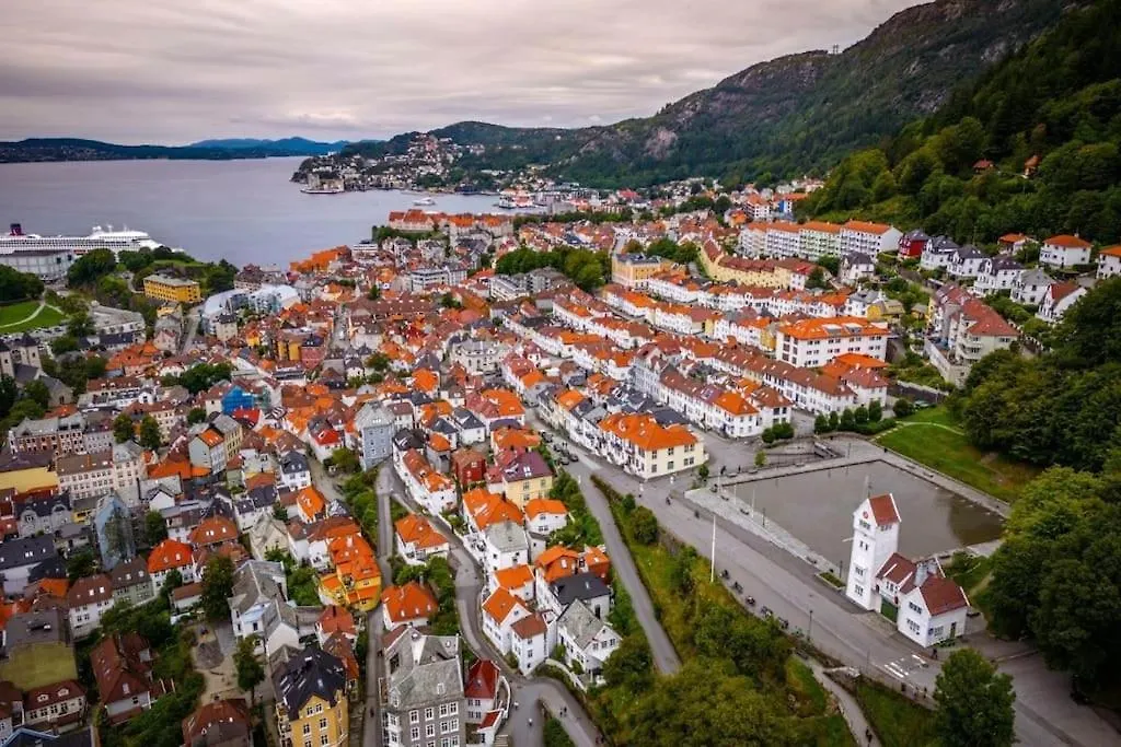 Leilighet I Bergens Vakreste Gate - Nydelig Utsikt Over Innseilingen Til Bergen! Διαμέρισμα
